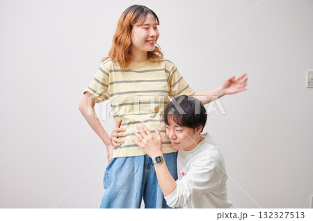 向き合う夫婦 妊婦 マタニティ 向き合う夫婦 妊婦 マタニティ 132327513