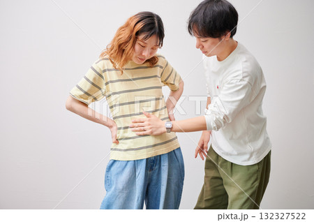 向き合う夫婦　妊婦　マタニティ 132327522