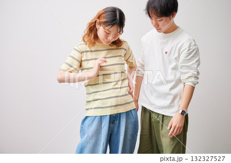 向き合う夫婦 妊婦 マタニティ 向き合う夫婦 妊婦 マタニティ 132327527