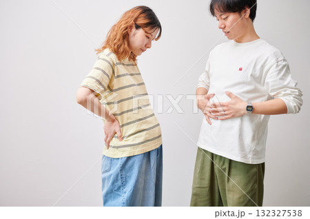 向き合う夫婦　妊婦　マタニティ 132327538
