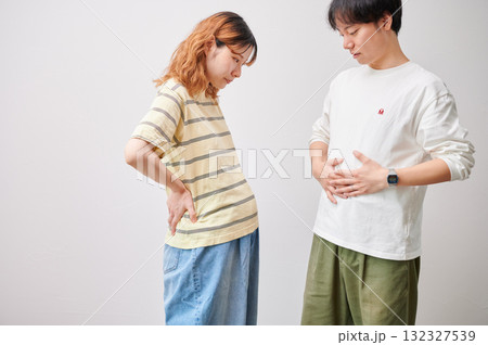 向き合う夫婦　妊婦　マタニティ 132327539