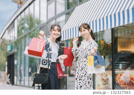 ショッピングをする若い女性 132327563