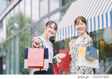 ショッピングをする若い女性 132327565