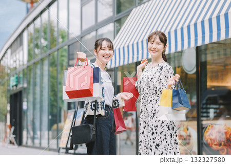 ショッピングをする若い女性 132327580