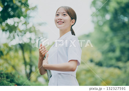 女性看護師のポートレート 132327591