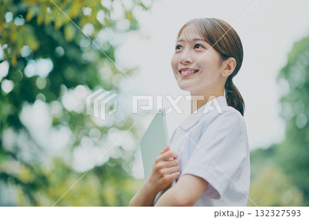 女性看護師のポートレート 132327593