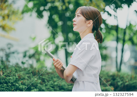 女性看護師のポートレート 132327594
