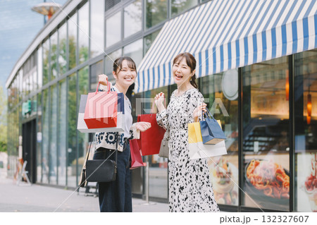 ショッピングをする若い女性 132327607