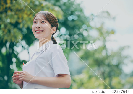 女性看護師のポートレート 132327645