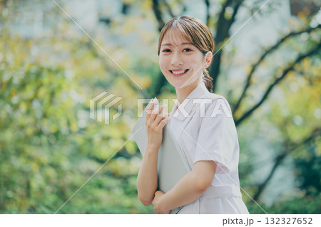 女性看護師のポートレート 132327652