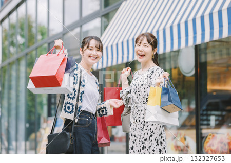 ショッピングをする若い女性 ショッピングをする若い女性 132327653