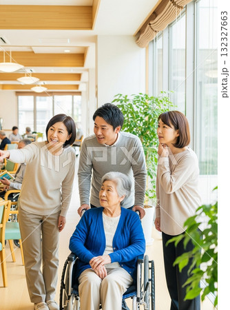 笑顔あふれる介護施設での家族とのふれあい 132327663