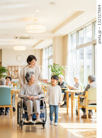 笑顔あふれる介護施設での家族とのふれあい 132327664