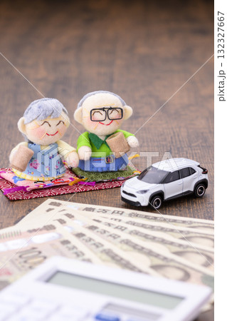 ご年配の夫婦と車(+お金と電卓) ご年配の夫婦と車(+お金と電卓) 132327667