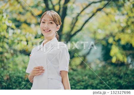 女性看護師のポートレート 132327696