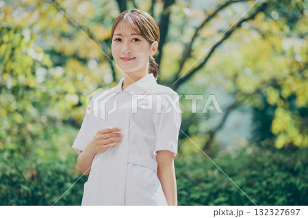 女性看護師のポートレート 132327697