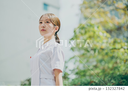 女性看護師のポートレート 132327842