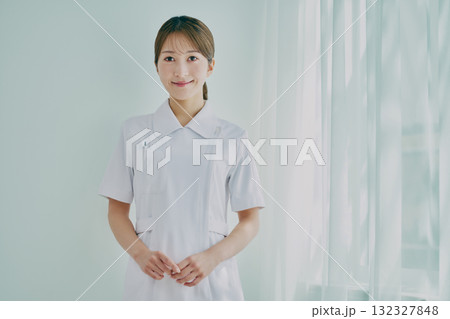 窓際に立っている女性看護師 132327848