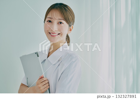窓際に立っている女性看護師 窓際に立っている女性看護師 132327891