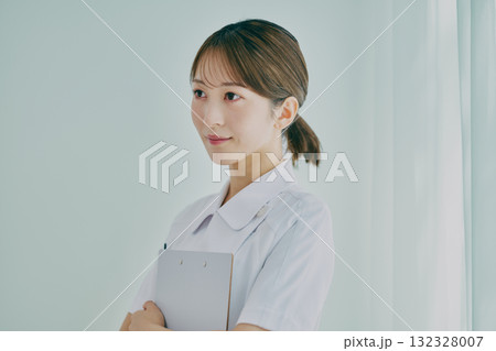 女性看護師のポートレート 132328007