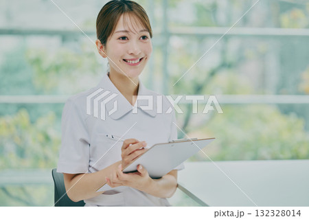 女性看護師の診察風景 132328014
