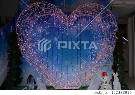 クリスマス前の街を彩るハートのイルミネーション クリスマス前の街を彩るハートのイルミネーション 132328910