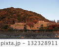 初冬の夕陽を受けて山も石垣もオレンジ色に染まる鳥取城跡 132328911