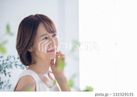 ビューティーイメージ　シニア女性のポートレート 132329135