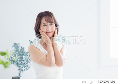ビューティーイメージ シニア女性のポートレート ビューティーイメージ シニア女性のポートレート 132329189