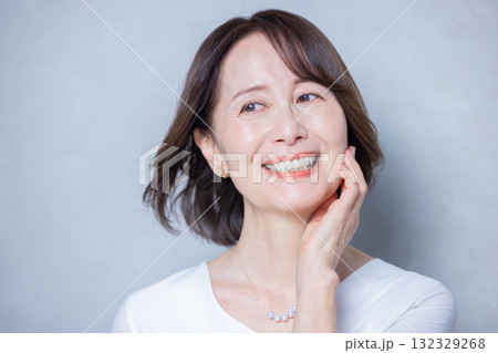 ビューティーイメージ シニア女性のポートレート ビューティーイメージ シニア女性のポートレート 132329268