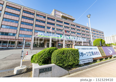 秋田県秋田市　晴天の秋田県庁 132329410