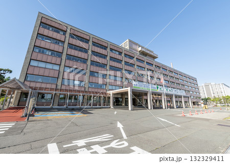 秋田県秋田市　晴天の秋田県庁 132329411