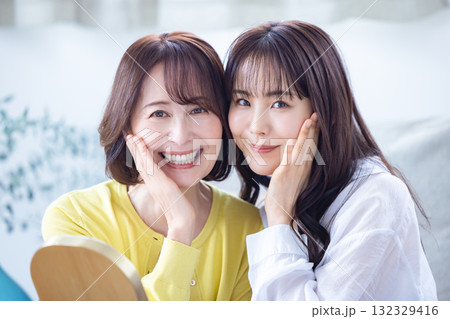 母と娘のビューティーポートレート 132329416
