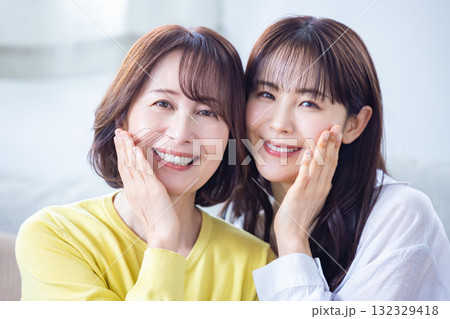 母と娘のビューティーポートレート 132329418