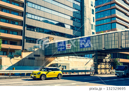 歩道橋の補修工事 東京銀座 昭和通り 2025.10　a-3 暖色寒色強調 132329695