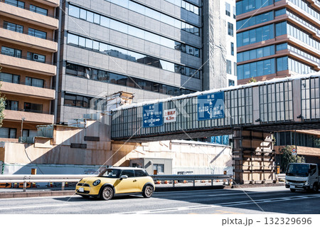 歩道橋の補修工事 東京銀座 昭和通り 2025.10　a-4 クールカラー 132329696