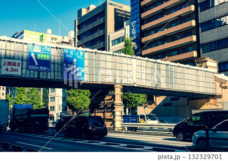 歩道橋の補修工事 東京銀座 昭和通り 2025.10　b-3 暖色寒色強調 132329701