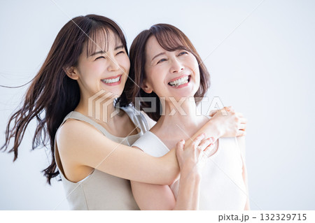 母と娘のビューティーポートレート 132329715