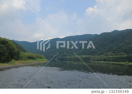 佐田沈下橋から眺めた清流四万十川の川面の景色 132330149