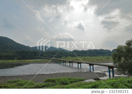 四万十川の佐田沈下橋を二人乗りのバイクが渡って行く光景 四万十川の佐田沈下橋を二人乗りのバイクが渡って行く光景 132330151