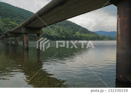 四万十川の川面に橋の姿を映した高瀬沈下橋 四万十川の川面に橋の姿を映した高瀬沈下橋 132330159