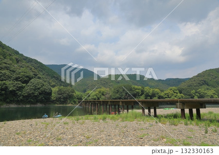 四万十川の勝間沈下橋の下に佇む人の姿 132330163