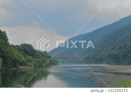 赤い橋と緑のコントラストが美しい四万十川口屋内沈下橋からの風景 赤い橋と緑のコントラストが美しい四万十川口屋内沈下橋からの風景 132330175