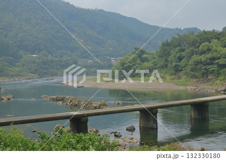 清流四万十川に架かる長生沈下橋の風景 132330180