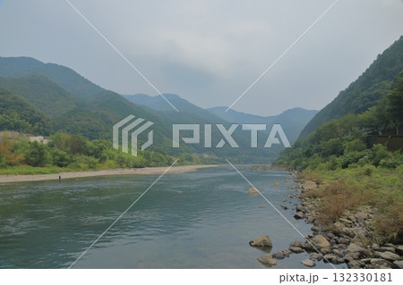 長生沈下橋から眺めた四万十川の清流で川遊びをする人たち 長生沈下橋から眺めた四万十川の清流で川遊びをする人たち 132330181