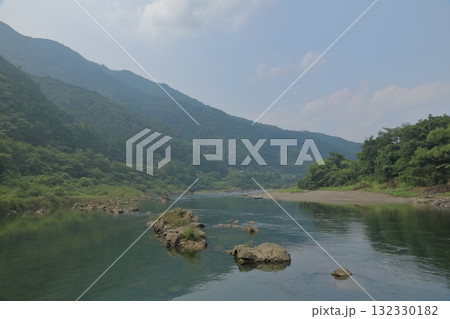 長生沈下橋から眺めた四万十川の清流の景色 132330182