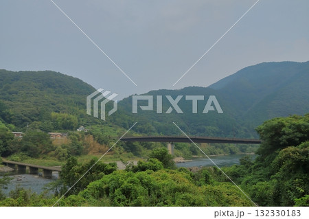 二つの橋が並んで見える四万十川上流の風景 132330183