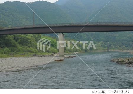 四万十川の中半屋沈下橋から眺めた二つの橋の景色 四万十川の中半屋沈下橋から眺めた二つの橋の景色 132330187