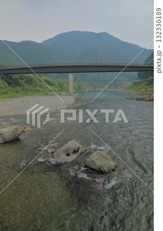川底が見えるほど透明度が高い四万十川の流れの風景 132330189