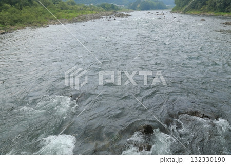 中半屋沈下橋から望む四万十川の上流の川面の風景 中半屋沈下橋から望む四万十川の上流の川面の風景 132330190
